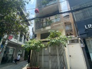 HUỲNH VĂN BÁNH, TRƯỜNG SA - XE HƠI VÀO NHÀ - SÂN TRƯỚC RỘNG THOÁNG