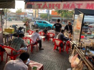 Cần sang quán cơm tấm do không có người trông coi , quán vẫn đang