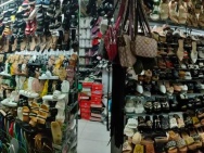 CẦN SANG LẠI 3 lô sạp đang bán giày dép và túi xách ở chợ Phương