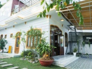 Cho thuê villa sân vườn full nội thất cao cấp có bồn tắm đường Vạn