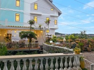 Cho thuê căn hộ view đồi và nhà kính có hồ sen trước nhà giá 15
