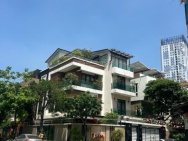 Bán nhà phố Hoàng Quốc Việt - 121m 5 Tầng Lô Góc Hai mặt tiền Ô tô