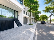 Bán tòa CHDV mặt phố khu Cầu Giấy, 9 tầng, dòng tiền 200