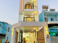 Bán nhà 1 trệt 2 lầu, có sân ô tô, sổ riêng chính chủ ngộp