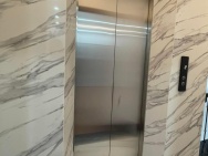 Cho thuê nhà hai cửa đi, mới, thang máy, 103m2_ 4T; vỉa hè, Lò