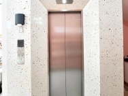 Cho thuê nhà mới, hai cửa đi, Đội Cấn, thang máy; vỉa hè 97m2* 5T-