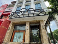 Bán tòa KS 8 tầng, mặt phố
Nguyễn Hoàng. DT 234m2, MT
10m. Vị trí