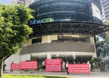 Cư dân căng băng rôn phản đối bị cắt nước