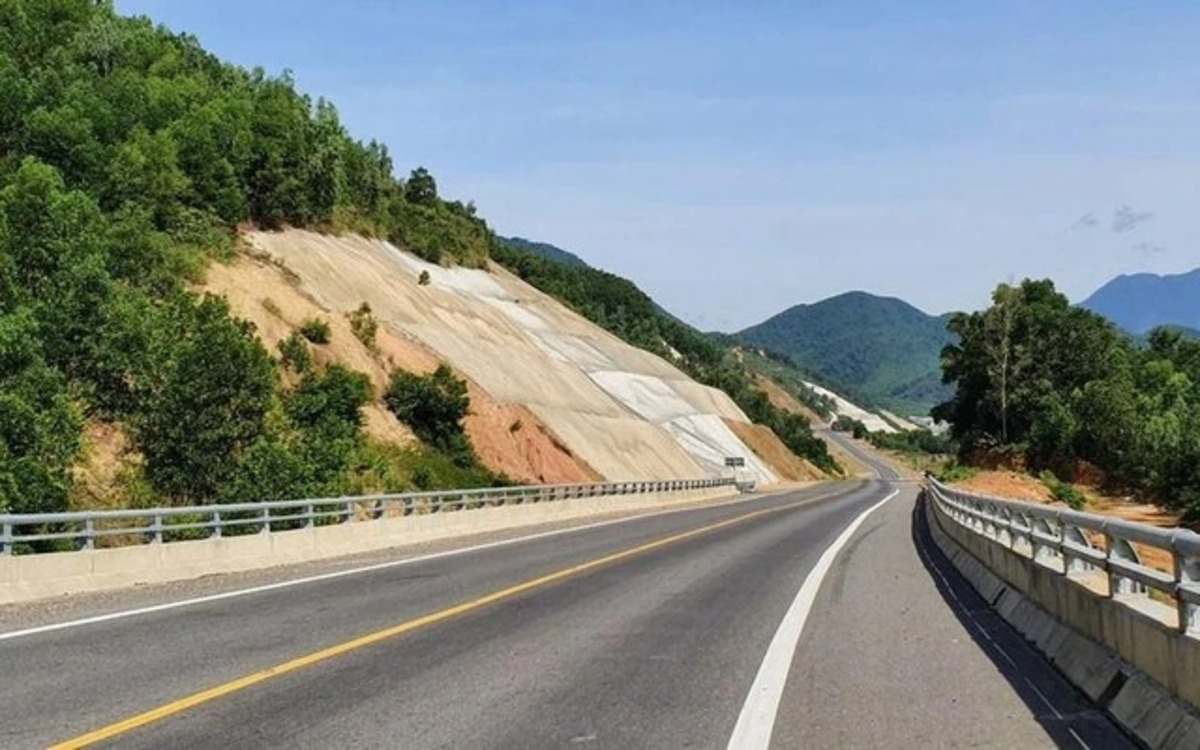 Cao tốc La Sơn - Hòa Liên hoàn thành sau 9 năm thi công