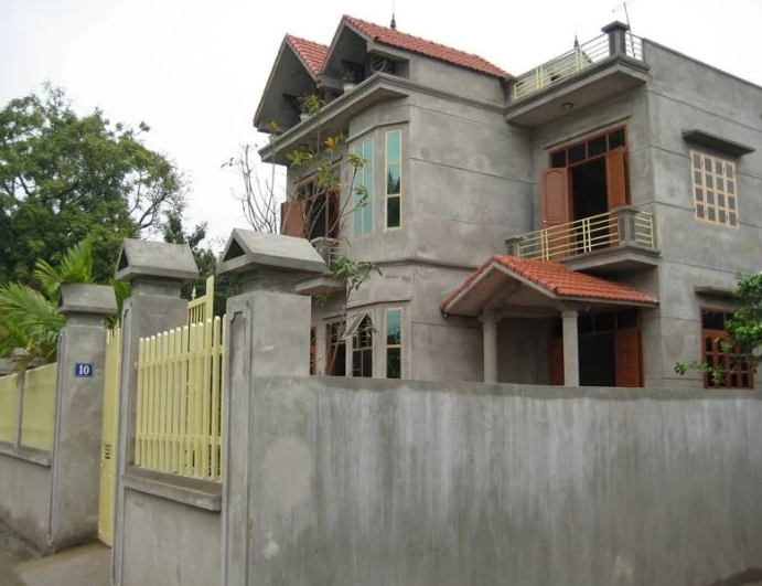 bên ngoài ngôi nhà 2 tầng chưa sơn màu