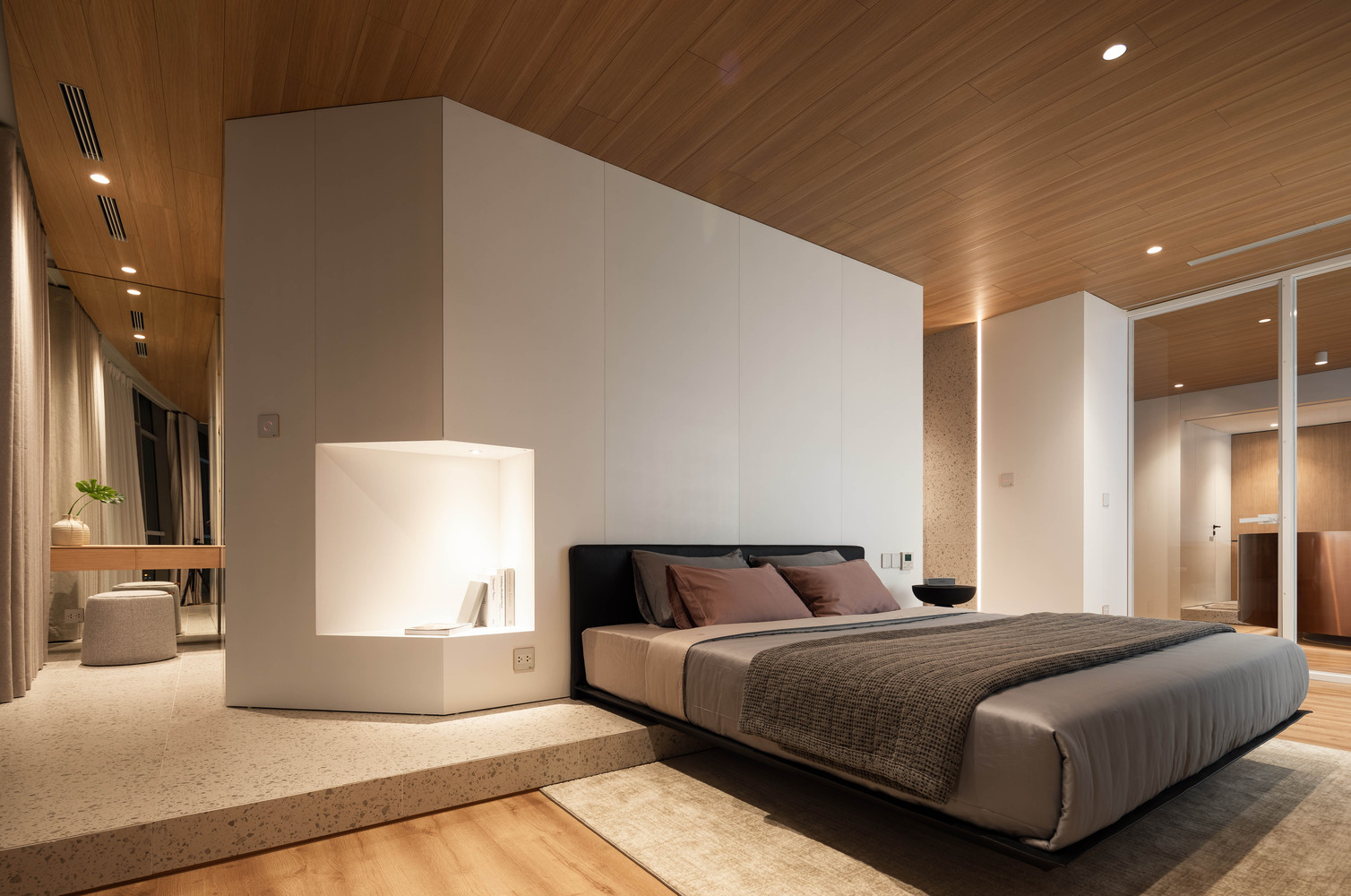 cải tạo căn hộ với toàn cảnh phòng ngủ với trần ốp gỗ, khối tủ màu trắng cao kịch trần ở đầu giường, góc trang điểm